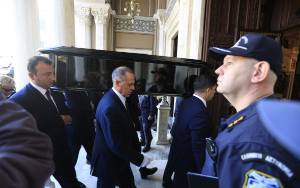 Διονύσης Σαββόπουλος: Στη Μητρόπολη Αθηνών για την εξόδιο ακολουθία - Πλήθος κόσμου αποχαιρετά το μεγάλο τραγουδοποιό