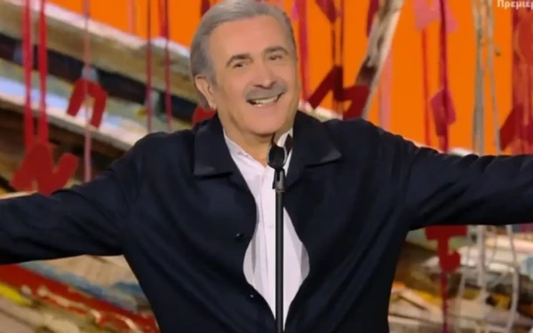 Αλ Τσαντίρι Νιουζ: Ο Λάκης Λαζόπουλος επέστρεψε στην τηλεόραση τραγουδώντας Διονύση Σαββόπουλο - Δείτε βίντεο