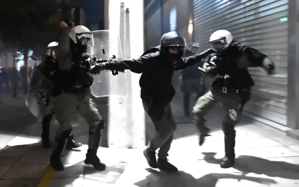 Επεισόδια στα Εξάρχεια μετά από πορεία αντιεξουσιαστών - Έγιναν 14 προσαγωγές