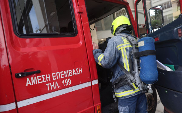 Φωτιά σε εργοστάσιο στην Ελευσίνα - Κάηκαν λεωφορεία