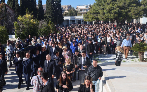 Βούλιαξε η Αθήνα στο αντίο στον Διονύση Σαββόπουλο - Με δάκρυα και τραγούδια τον αποχαιρέτησε η Ελλάδα