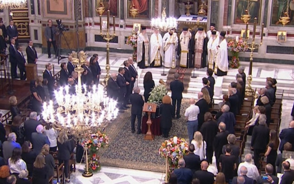 Συγκίνηση στην εξόδιο ακολουθία του «Νιόνιου» των Ελλήνων - Μητσοτάκης: Ο Σαββόπουλος τραγούδησε για τον καθένα από εμάς (βίντεο)