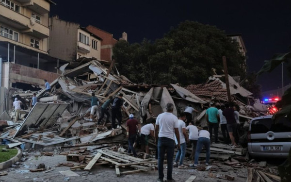 Σεισμός 6,1 Ρίχτερ στη δυτική Τουρκία κοντά στη Σμύρνη - Κατέρρευσαν 4 κτίρια (βίντεο)