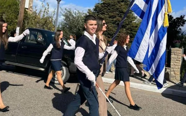 Αγρίνιο: Συγκίνηση για τον τυφλό σημαιοφόρο στη μαθητική παρέλαση (βίντεο)