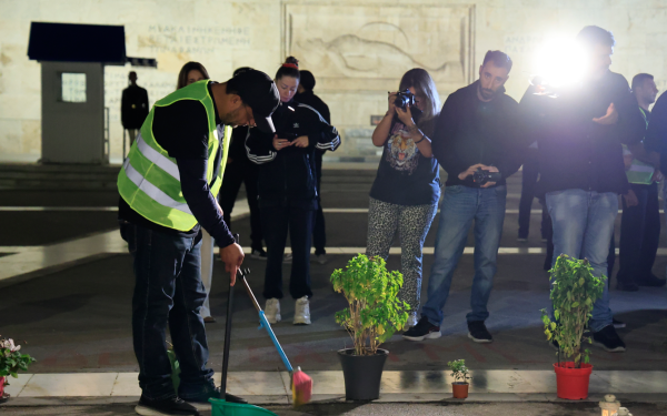 Πάνος Ρούτσι και Ζωή Κωνσταντοπούλου με σκούπες μπροστά από το Μνημείο του Αγνώστου Στρατιώτη