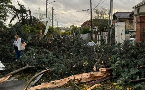 Γαλλία: Νεκρός ένας άνδρας από ανεμοστρόβιλο σε προάστιο του Παρισιού (βίντεο)