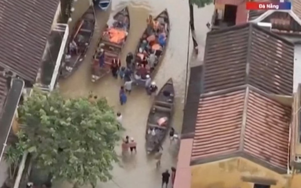 Φονικές πλημμύρες στο Βιετνάμ: Τουλάχιστον 13 νεκροί και 11 αγνοούμενοι