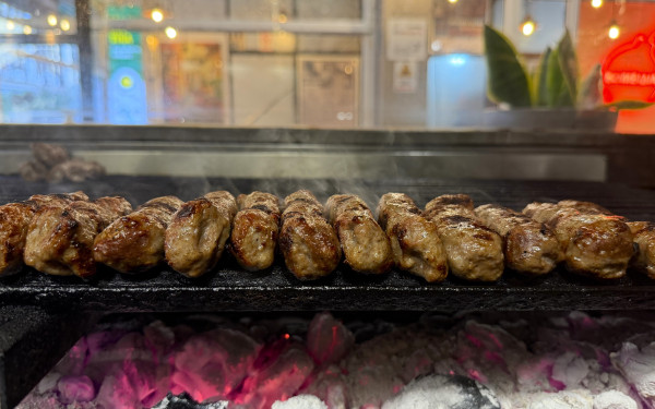 Βομβίδια: Τα σουτζουκάκια που έγιναν σήμα – κατατεθέν της Μοδιάνο και της Βασιλέως Ηρακλείου