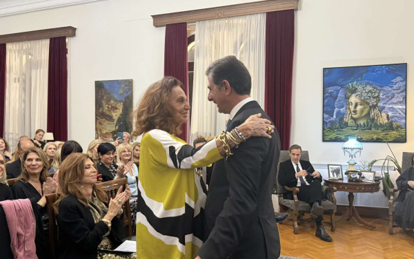 Η παγκοσμίου φήμης σχεδιάστρια μόδας Ντάιαν φον Φίρτσενμπεργκ επέστρεψε στις...  Θεσσαλονικιώτικες ρίζες της και βραβεύτηκε από τον Κ. Γκιουλέκα