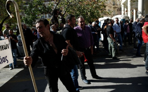 Σε εξέλιξη το αγροτικό συλλαλητήριο έξω από το υπουργείο Αγροτικής Ανάπτυξης και Τροφίμων