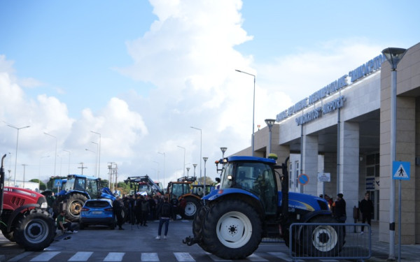 Μπλόκο αγροτών στο αεροδρόμιο Αλεξανδρούπολης κατά την άφιξη Μητσοτάκη - Ένταση με αστυνομικούς (βίντεο)