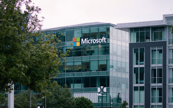 Η Microsoft θα επενδύσει πάνω από 15 δισ. δολάρια στα ΗΑΕ για την Τεχνητή Νοημοσύνη