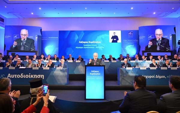 Συνέδριο ΚΕΔΕ: «Πόλεμος» μεταξύ των παρατάξεων για το ψήφισμα - Μόνο …ξύλο δεν έπαιξαν οι δήμαρχοι - Όλο το παρασκήνιο