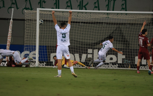 Super League: Ο Λεβαδειακός πέρασε και από τη Λάρισα και έπιασε τον Βόλο στην τέταρτη θέση