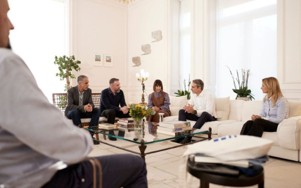 Κυρ. Μητσοτάκης: Υποδέχτηκε Μαραθωνοδρόμους στο Μαξίμου