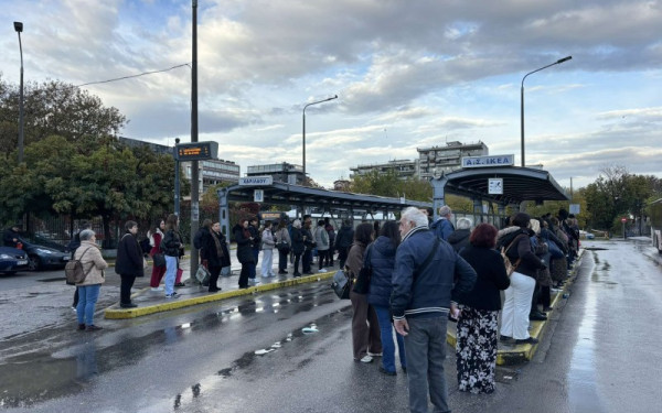 Αυξημένη κίνηση και πολυκοσμία στις στάσεις του ΟΑΣΘ - Πώς κινείται η Θεσσαλονίκη χωρίς μετρό (βίντεο)