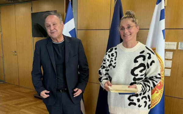 Ο Στέλιος Αγγελούδης βράβευσε την Πάττυ Στογιαννίδου: «Ήταν από την αρχή δίπλα μου και τον ευχαριστώ»