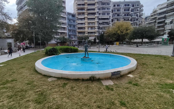 Θεσσαλονίκη: Αποκαθείσταντο το «Αγόρι που σφυρίζει» στην πλατεία Ναυαρίνου - Ξεκίνησαν οι εργασίες