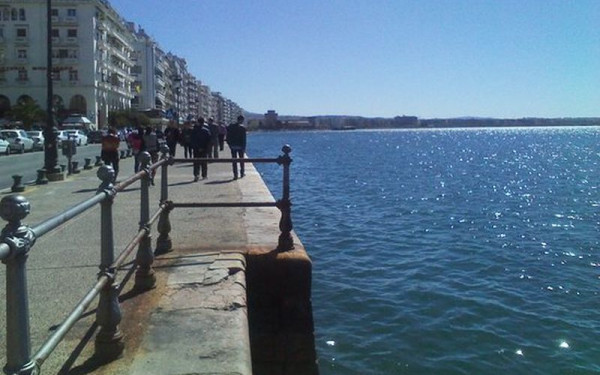 Θεσσαλονίκη: Επιχείρηση διάσωσης 28χρονου που εντοπίστηκε στη θάλασσα στην παλιά παραλία
