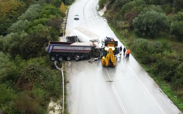 Ηγουμενίτσα: Δύο νταλίκες συγκρούστηκαν πλαγιομετωπικά - Οι οδηγοί απεγκλωβίστηκαν μόνοι τους, δείτε βίντεο