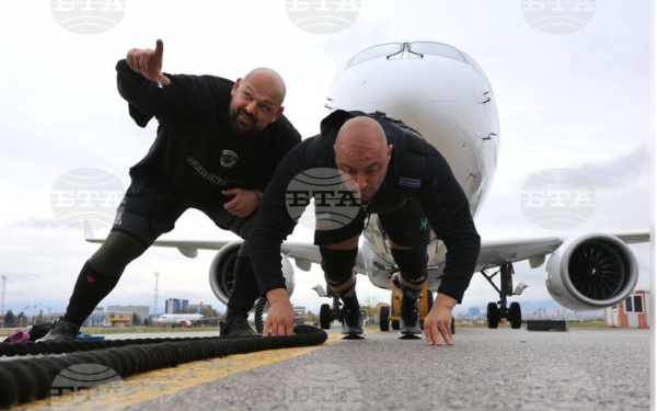 Βουλγαρία: Δύο Βούλγαροι μασίστες έσυραν ένα αεροσκάφος Airbus A220-300 40 τόνων στο αεροδρόμιο της Σόφιας