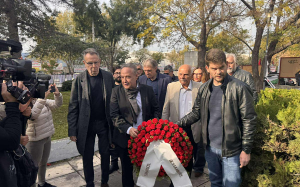 Θεσσαλονίκη: Στεφάνι κατέθεσε ο Δήμαρχος, Στέλιος Αγγελούδης για τα θύματα της 17ης Νοέμβρη του '73 (βίντεο)