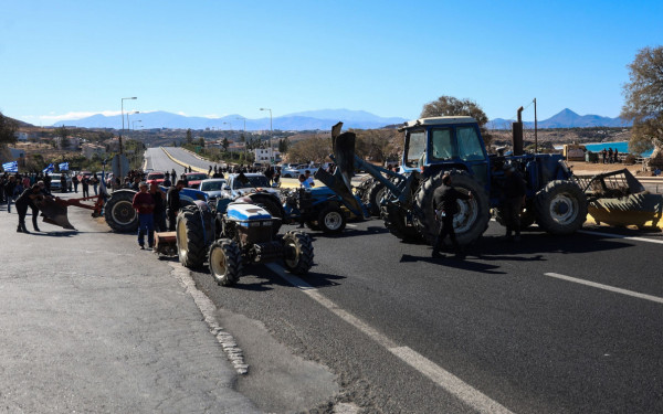 Αποφασισμένοι οι αγρότες - Ενισχύονται τα μπλόκα σε δρόμους και τελωνεία (βίντεο)