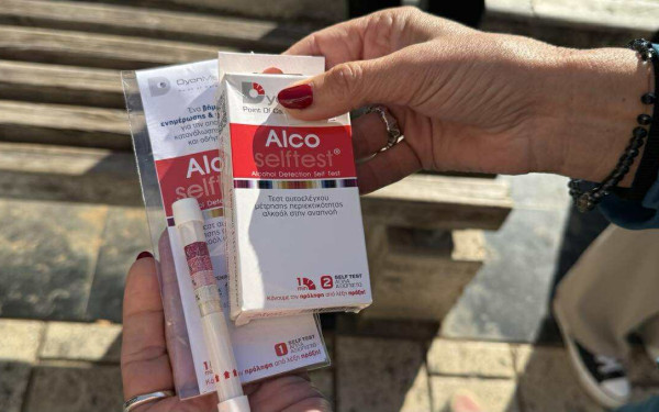 Θεσσαλονίκη: Οι φαρμακοποιοί μοίρασαν 1000  self-test για αλκοόλ σε οδηγούς