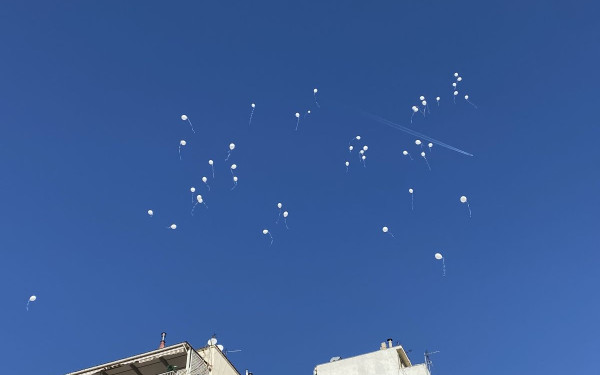 Θεσσαλονίκη: Λευκά μπαλόνια στον ουρανό στη μνήμη των ανθρώπων που σκοτώθηκαν σε τροχαία