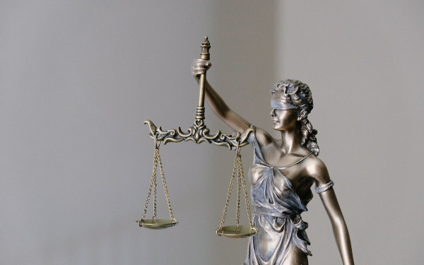 Μια οφειλόμενη διευκρίνιση για τον υπερπληθυσμό στη Δικαιοσύνη