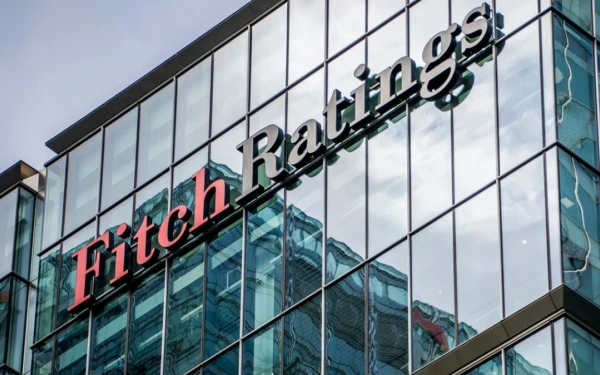 Fitch: Η ταχεία μείωση του δημόσιου χρέους καταλύτης για τις 3 αναβαθμίσεις της ελληνικής οικονομίας από το 2022
