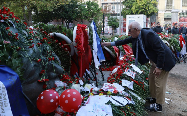 Ν. Κακλαμάνης: Κατέθεσε στεφάνι στο Πολυτεχνείο – Ενός λεπτού σιγή στην Ολομέλεια της Βουλής