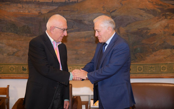 ΚΕΔΕ: Από τη Βουλή… στον δρόμο οι δήμαρχοι - Τετ-α-τετ με τα πολιτικά κόμματα για τον άδειο «κουμπαρά» των δήμων