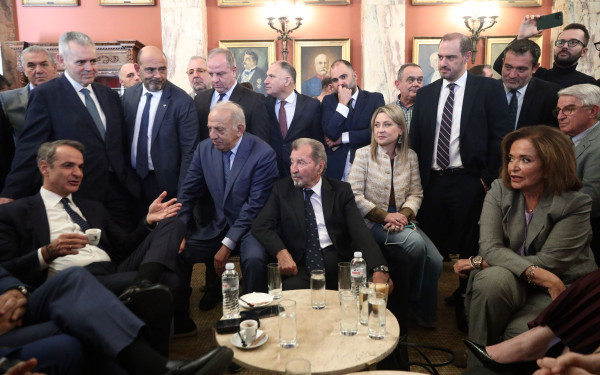 Τι είδε... στο φλυτζάνι του καφέ, ο Μητσοτάκης για τις εκλογές: Το θέμα είναι ποιός θα... σουβλιστεί το Πάσχα του ' 27