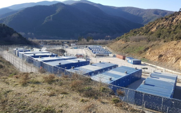 Σέρρες: Φυλάκιση και πρόστιμο στους 30 μετανάστες για την απόπειρα απόδρασης από την κλειστή δομή στη Σιντική