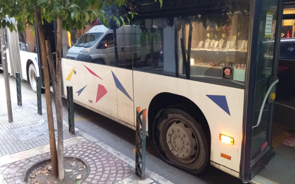 Θεσσαλονίκη: Λεωφορείο έπαθε λάστιχο και μπλόκαρε την Μητροπόλεως