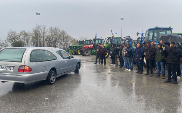 Μάλγαρα: Ιδιοκτήτες γραφείων τελετών με νεκροφόρες στο μπλόκο των αγροτών (βίντεο)