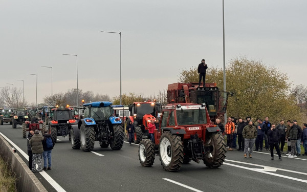 Νέο μπλόκο στην Ημαθία: Αγρότες απέκλεισαν την Εγνατία Οδό στον κόμβο του Νησελίου (βίντεο)