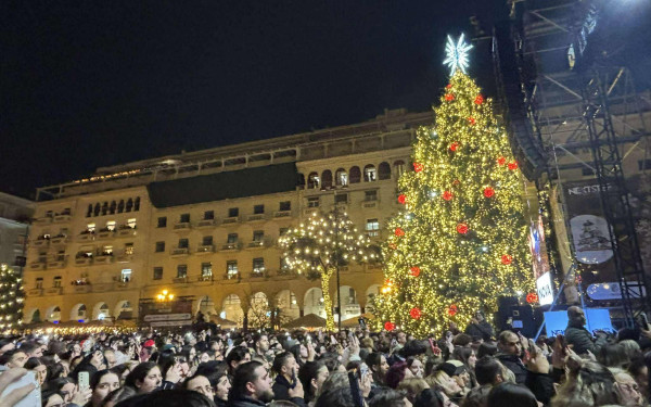 Φωταγωγήθηκε το Χριστουγεννιάτικο δέντρο στην πλατεία Αριστοτέλους - Χιλιάδες κόσμου στη συναυλία του Αντώνη Ρέμου (βίντεο)