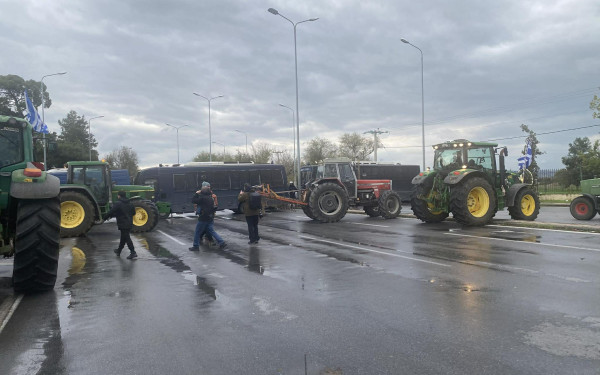 Αγρότες - Μπλόκο στα Πράσινα Φανάρια: Δικογραφία για τον οδηγό τρακτέρ που πέταξε πέτρα κατά αστυνομικών (βίντεο)