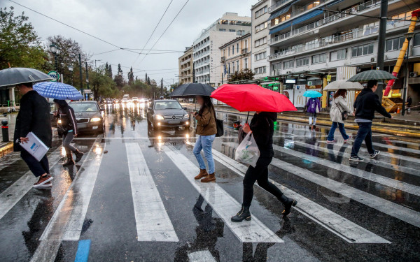Καιρός: Βροχές και καταιγίδες σήμερα Σάββατο - Βελτίωση από τη Μ. Δευτέρα