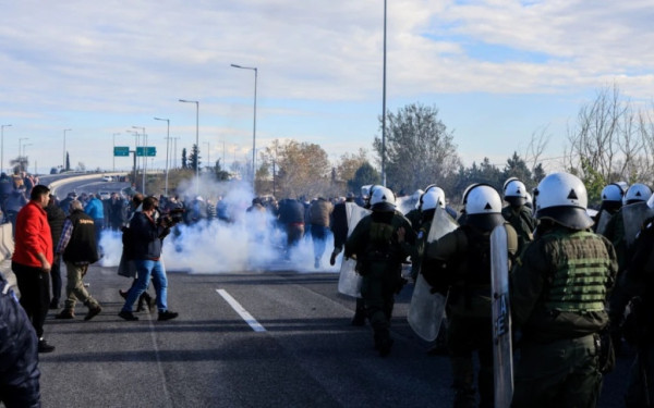 Επεισόδια στα μπλόκα των αγροτών στη Λάρισα: Τρεις συλλήψεις και τραυματισμοί - Κλειστή η ΠΑΘΕ στον κόμβο της Νίκαιας (βίντεο)