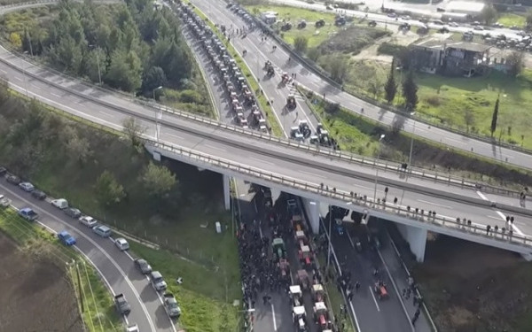 Αγρότες: Κλειστή η Εθνική Οδός στο ύψος της Νίκαιας - Νέες αφίξεις από Θεσσαλία