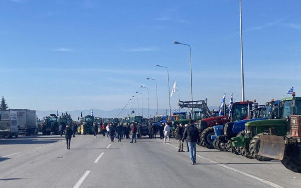 Σκληραίνουν τη στάση τους οι αγρότες: Κλείνουν επ' αόριστον το ρεύμα προς Αθήνα στην ΠΑΘΕ - Πού θα γίνονται και δίωροι αποκλεισμοί (βίντεο)