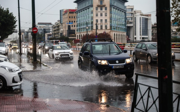 Χάος στο οδικό δίκτυο της Αττικής: Πλημμυρισμένοι δρόμοι και διακοπές κυκλοφορίας - Δώδεκα απεγκλωβισμοί πολιτών