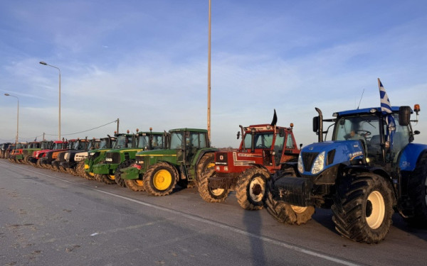 Θεσσαλονίκη: Στα μπλόκα πέρασαν τη νύχτα οι αγρότες - Αποκλεισμένη για δεύτερη ημέρα η Εθνική Οδός