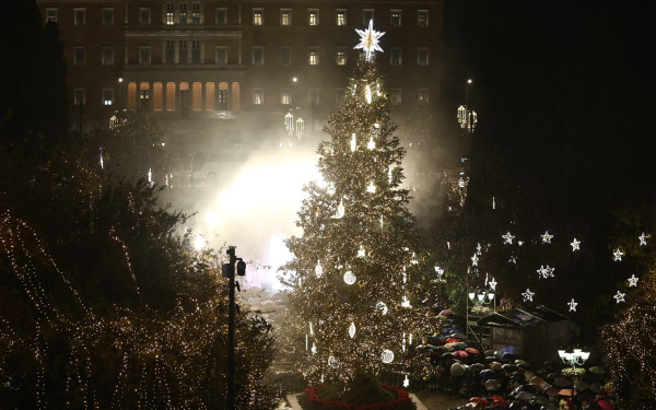 Αττική: Φωταγωγήθηκε υπό βροχή το χριστουγεννιάτικο δέντρο στο Σύνταγμα