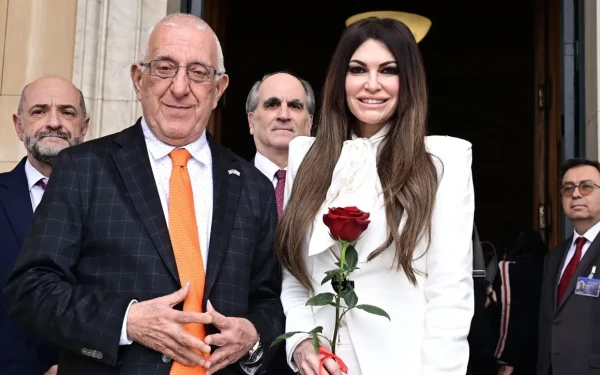 Στη Βουλή η Κίμπερλι Γκιλφόιλ: Συνάντηση με τον Νικήτα Κακλαμάνη