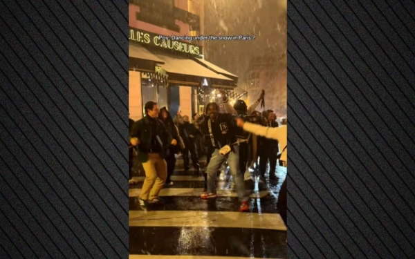 Μια στιγμή γεμάτη Χριστούγεννα στο Παρίσι: Χορεύουν το «All i want for Christmas is you» ενώ χιονίζει - Δείτε βίντεο