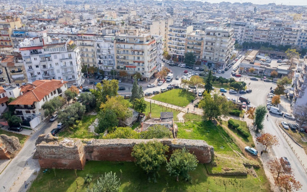 Δήμος Θεσσαλονίκης: «Φιλί ζωής» σε οκτώ ξεχασμένα πάρκα